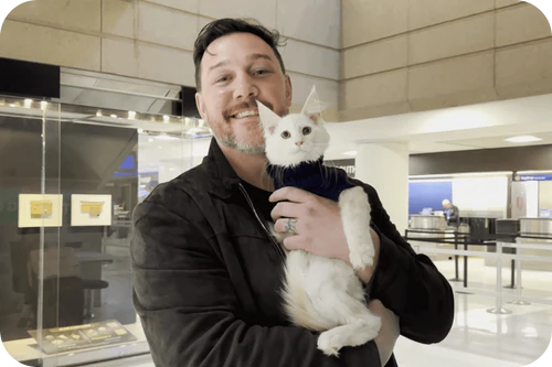Familia feliz con su gatito
