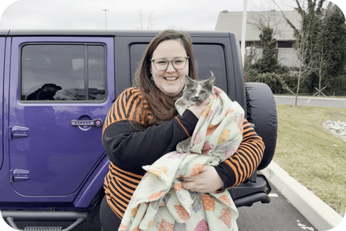 Familia feliz con su gatito