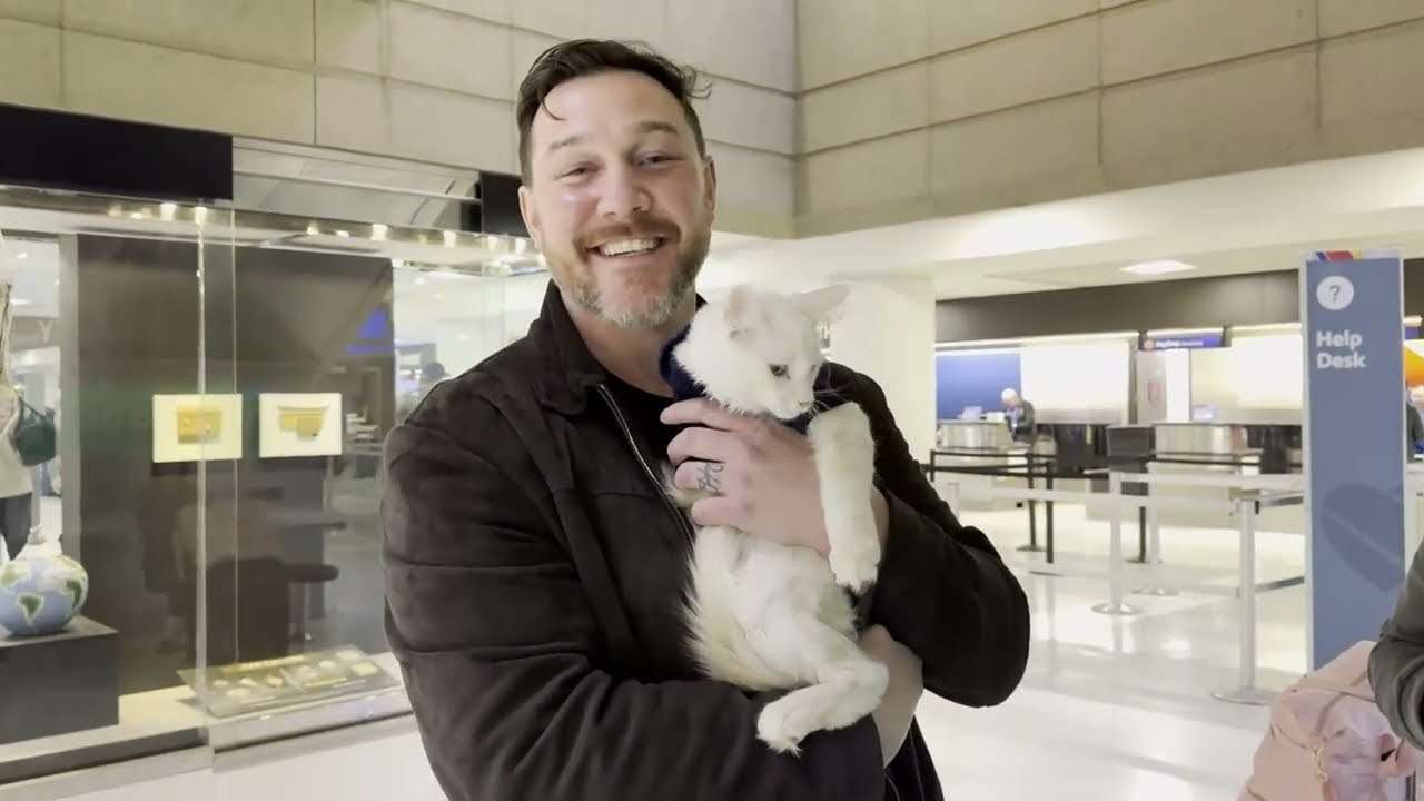 Familia feliz con su gatito