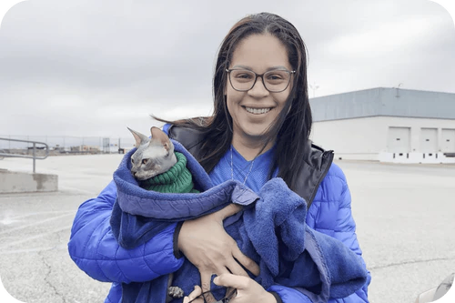 Familia feliz con su gatito