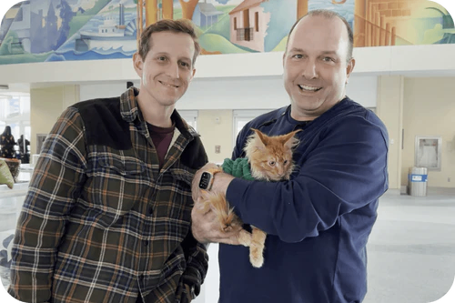 Familia feliz con su gatito