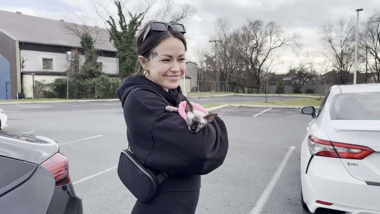 Familia feliz con su gatito